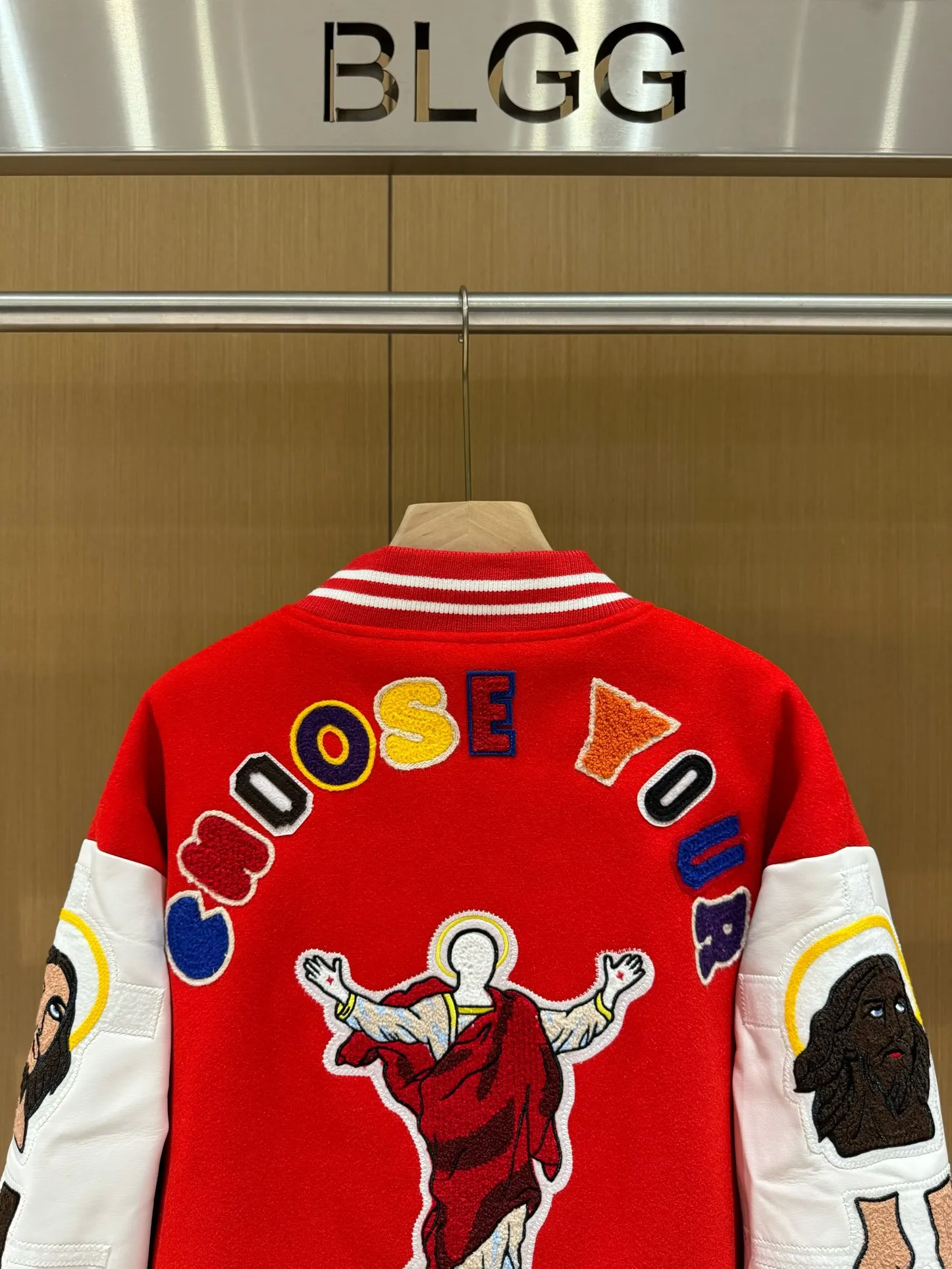 🧸High version SAINT MICHAEL high street vibe style ROCKY same heavy embroidered baseball jacket jacket for men and women p420 style number: 271# code number: S-XL high version heavy laser embroidery process quilted version one piece is enough for the winter in the north and south multiple splicing techniques for the whole piece YB customized dyeing color 3 times of pattern making to finalize heavy patch embroidery laser burning is required to carve out the template before embroidery can be carried out Only a few pieces are produced in a day, and the factory quantity is extremely low. It is different from the low-end versions on the market. You pay for the goods.